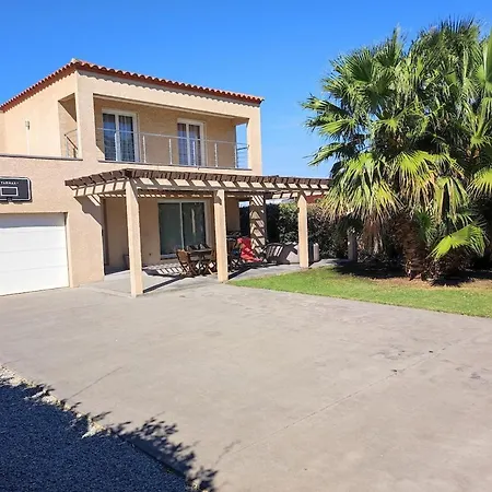 F5 Avec Jacuzzi , A 800m Villa *