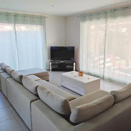 F5 Avec Jacuzzi , A 800m Villa