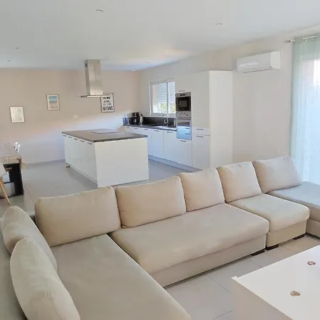 Villa F5 Avec Jacuzzi , A 800m