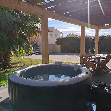Villa F5 Avec Jacuzzi , A 800m *
