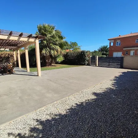 F5 Avec Jacuzzi , A 800m Villa *