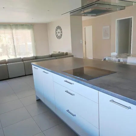F5 Avec Jacuzzi , A 800m *